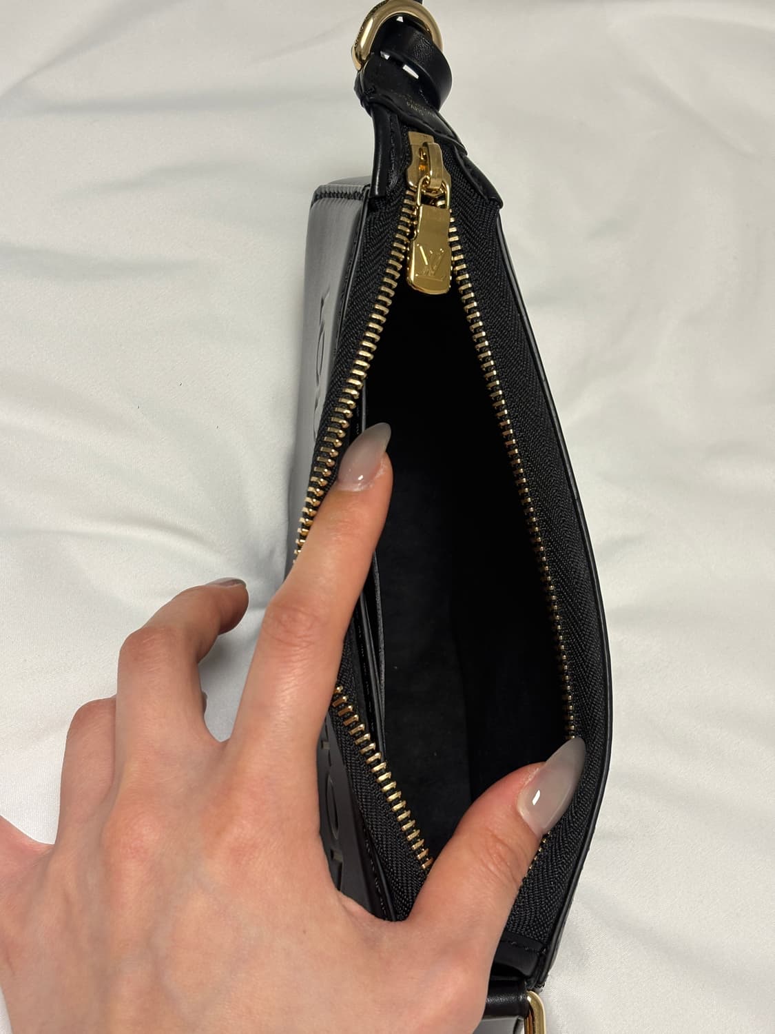 루이비통 포쉐트 에큐송 블랙 (네고가능) 상품이미지4