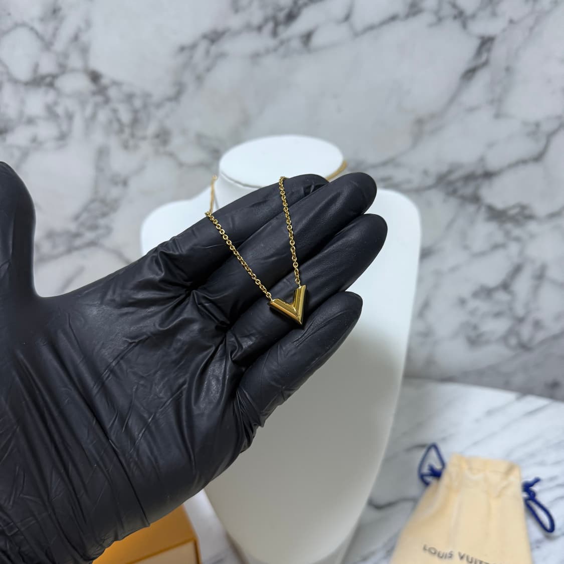 루이비통 에센셜 V 네크리스 목걸이
 상품이미지3