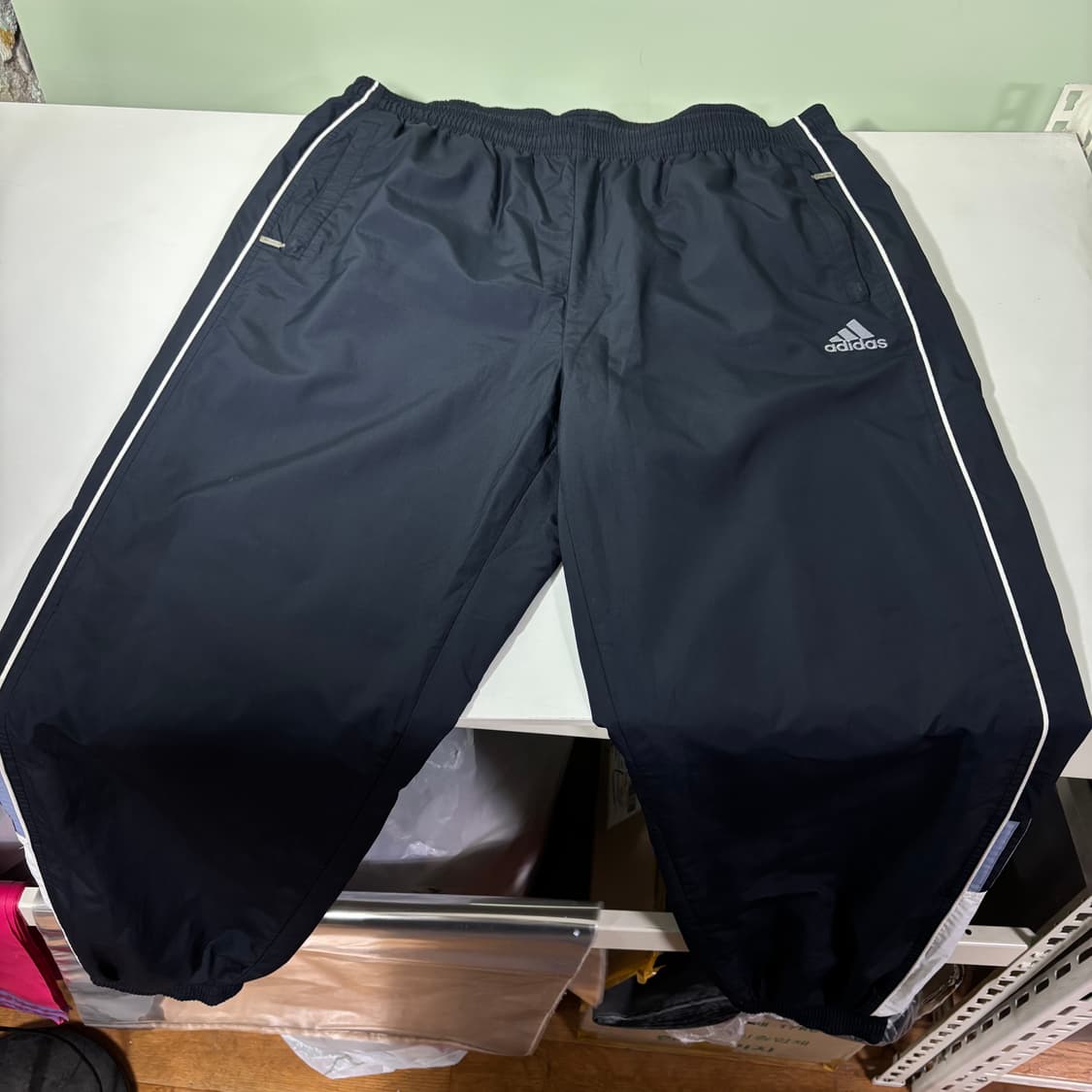 L 아디다스 다크네이비 루즈핏 밑단지퍼 바막재질 트랙팬츠 상품이미지1