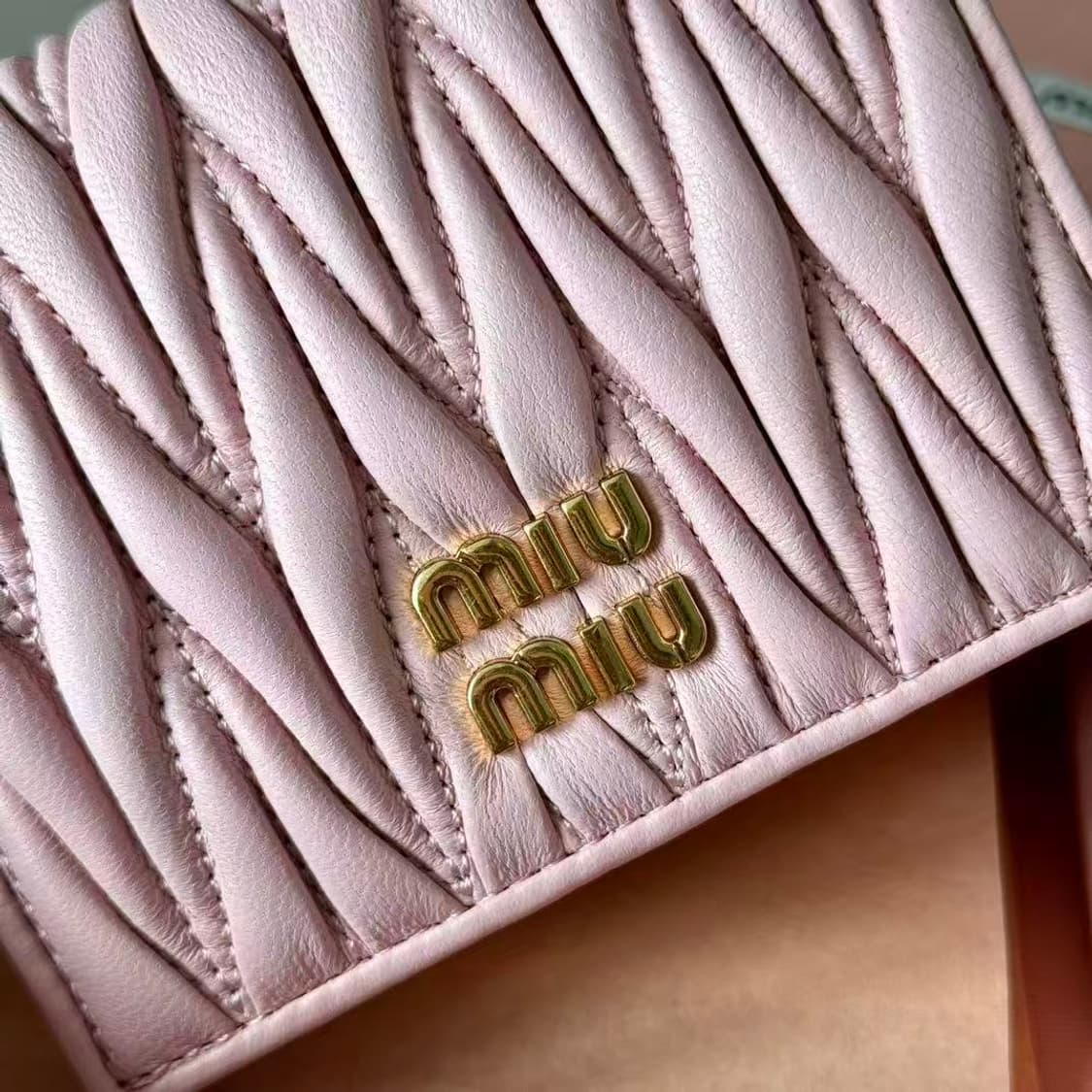 미우 미우 마테라쎄 나파 레더 카드 반지갑 알라바스터 핑크 상품이미지9