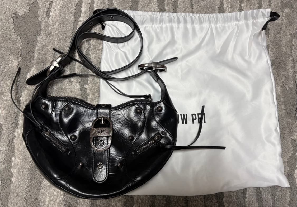 [JW PEI] Tessa 크러쉬드 숄더백 - 블랙 팝니다 상품이미지2