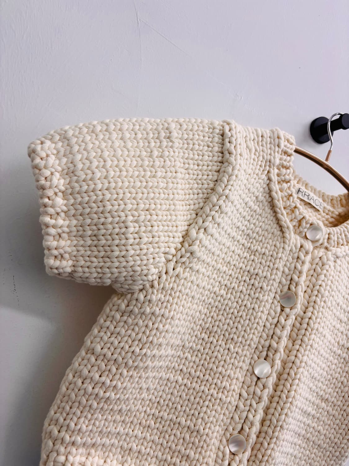 레이스(RRACE) 청키 니트 하프 가디건 아이보리 상품이미지3