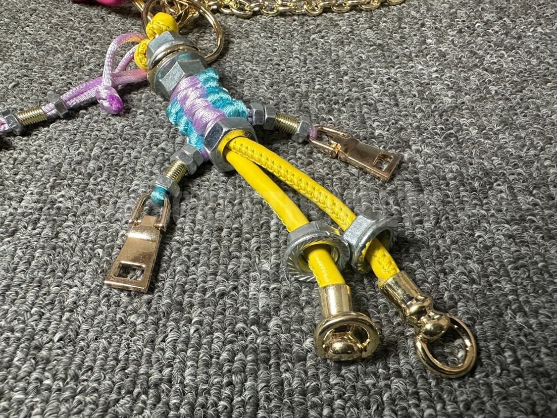 프라다 로봇 백참 핑크 상품이미지2