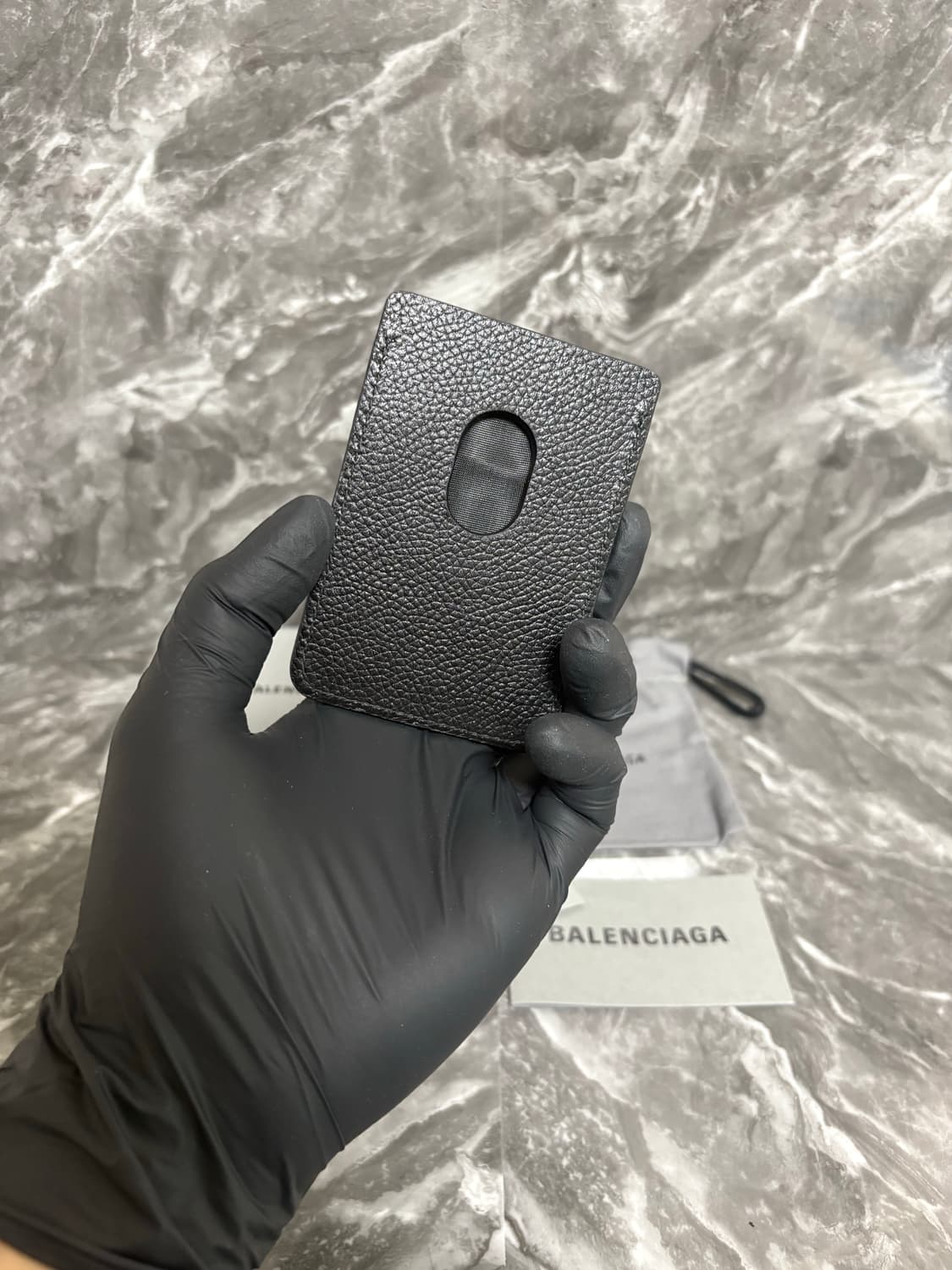 [새상품] 발렌시아가 그레인드 카프스킨 캐쉬 마그네틱 맥세이프 카드지갑 상품이미지2