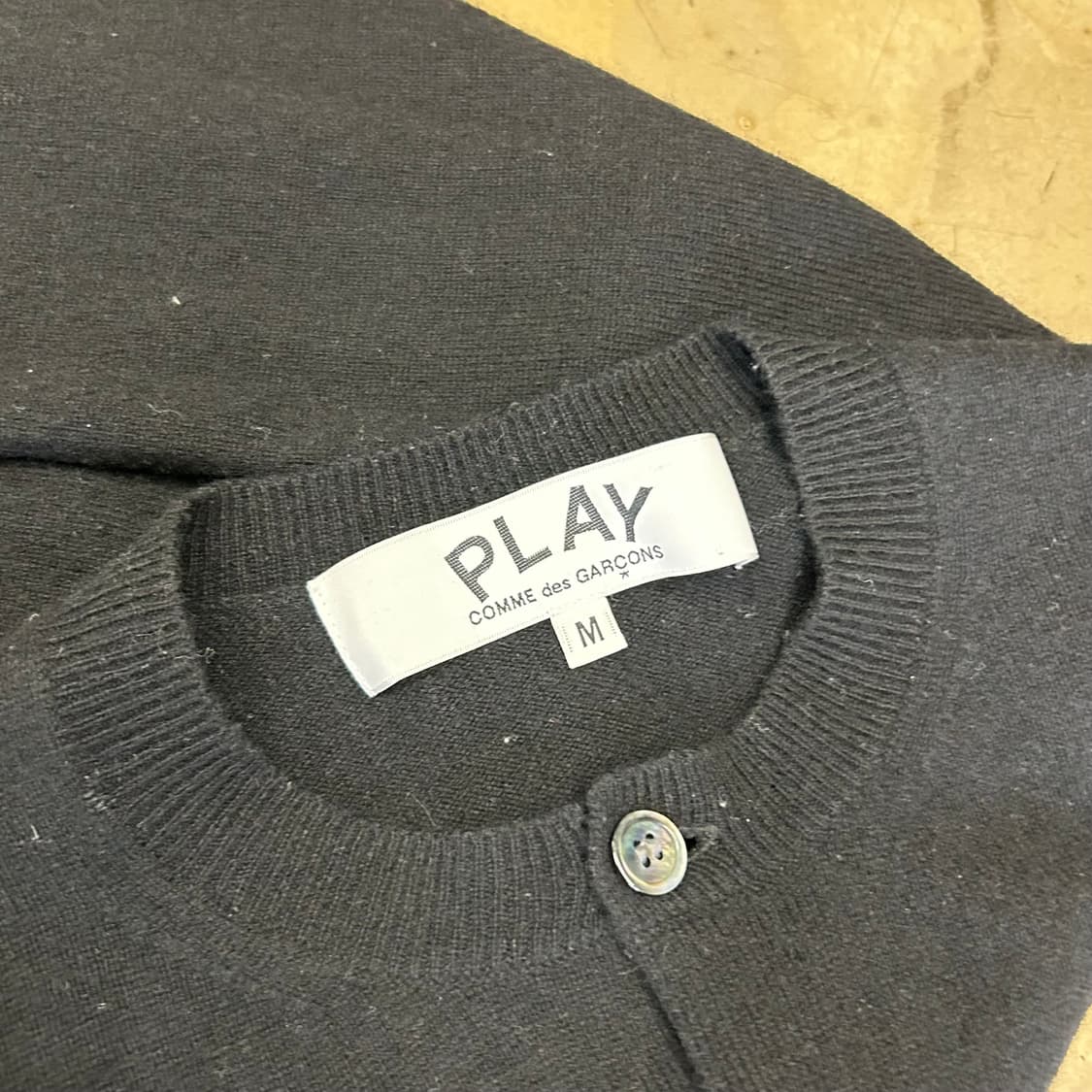 M 꼼데가르송 레드 하트 와펜 블랙 가디건 상품이미지4