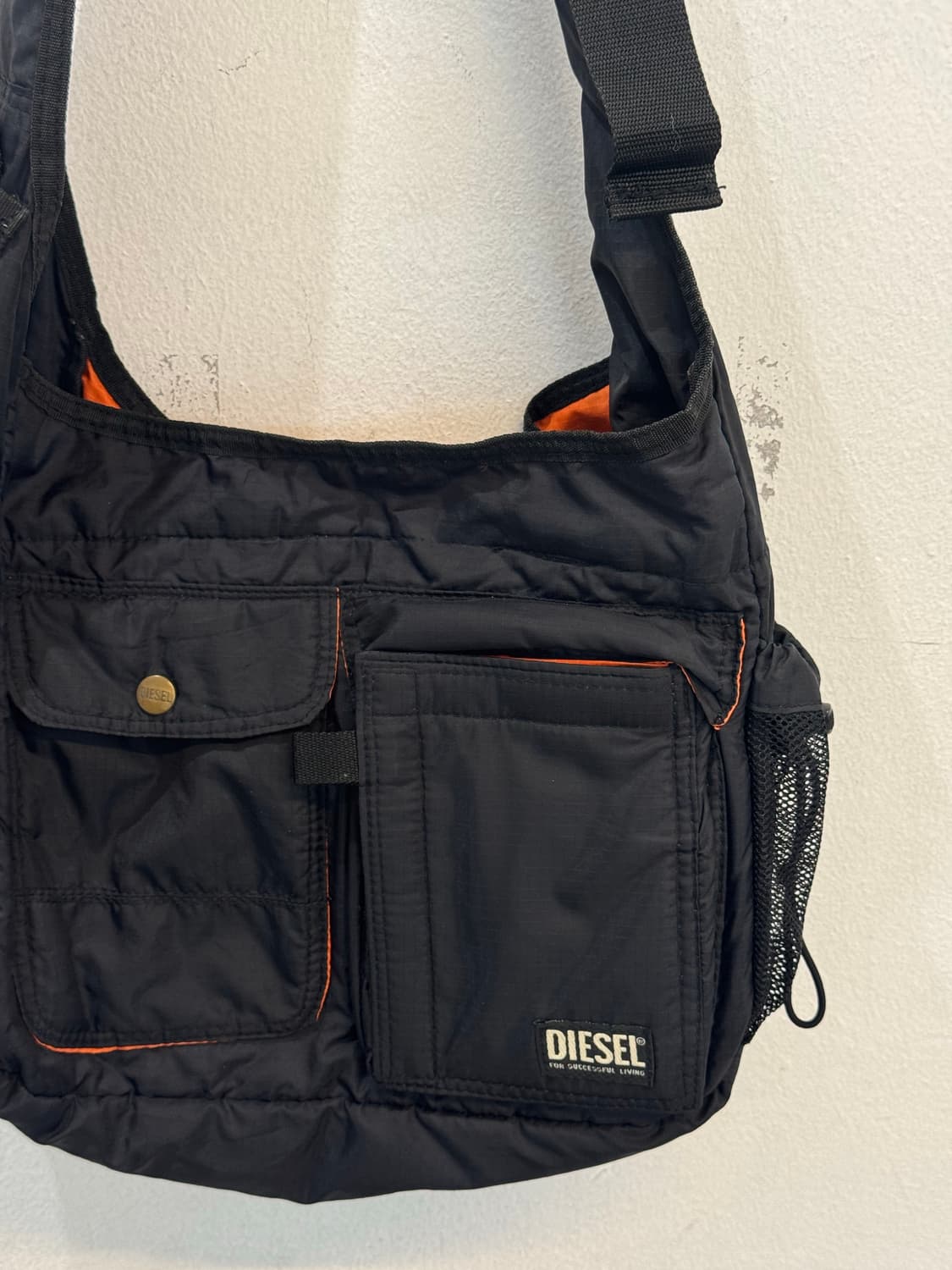 Diesel Black Messenger Bag 상품이미지3