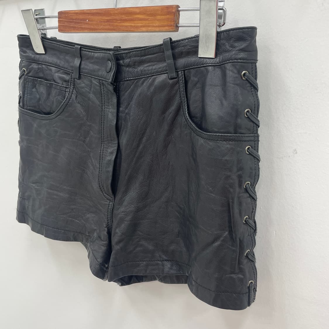 풀 램스킨 사이드 레이스업 숏 팬츠 가죽 반바지 상품이미지4