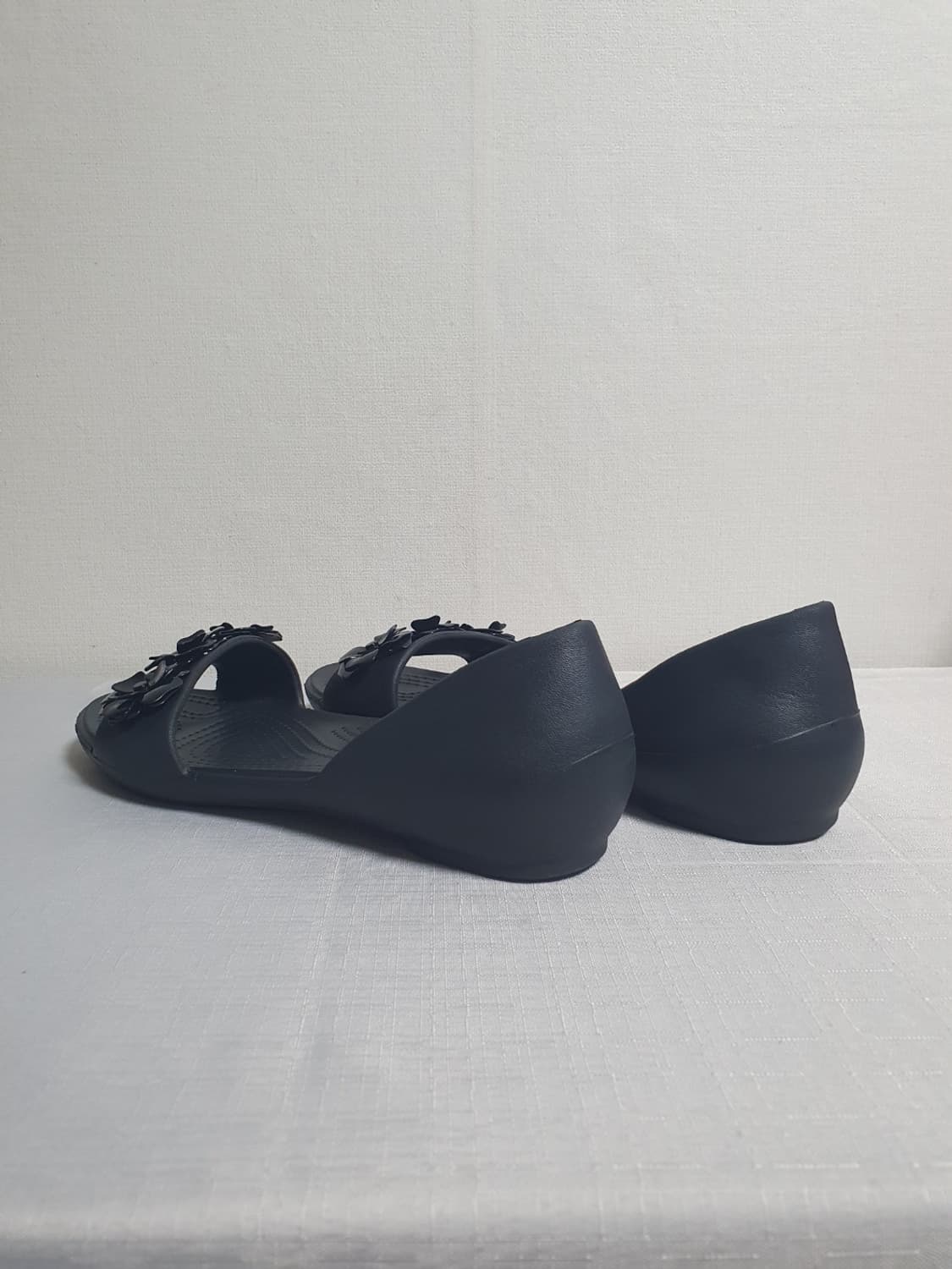 택포가 240mm 크록스 샌들 리나 플라워 도르세이 플랫 블랙 상품이미지6