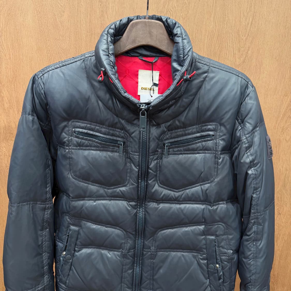 디젤 하이넥 패딩 자켓 퀄팅 패널 로고 패치 밑단 스트링 디테일 차콜 상품이미지4