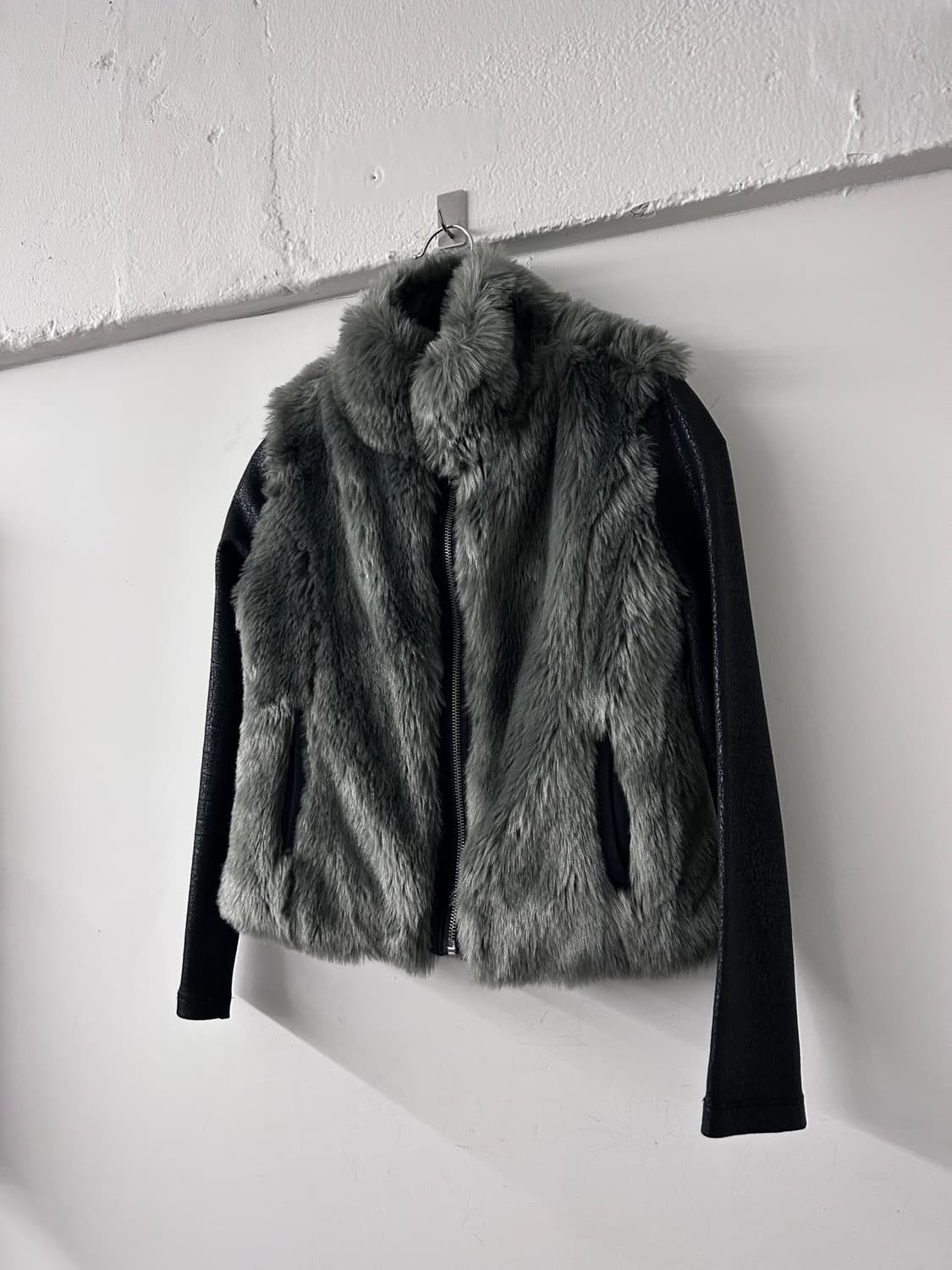 DKNY Fur/Cracked Arm Zip-up 상품이미지4