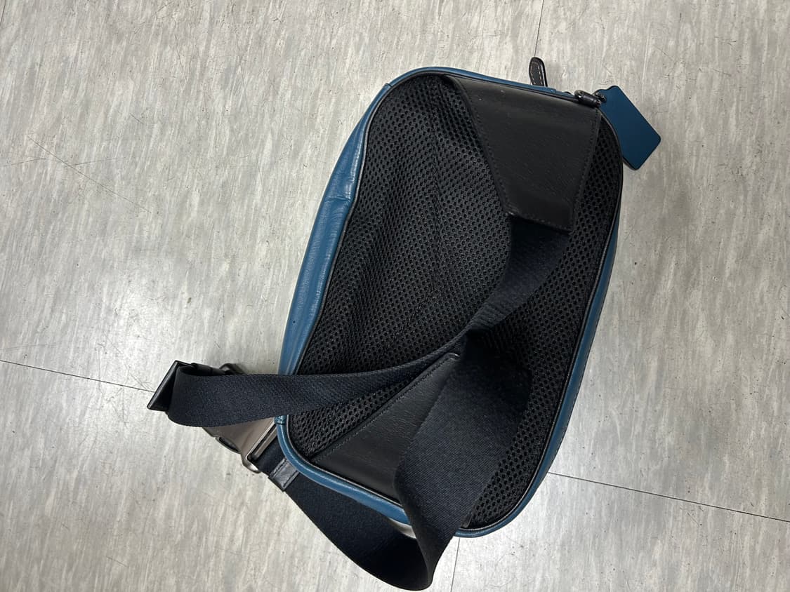 코치 가죽 슬링백 블루/블랙 상품이미지4