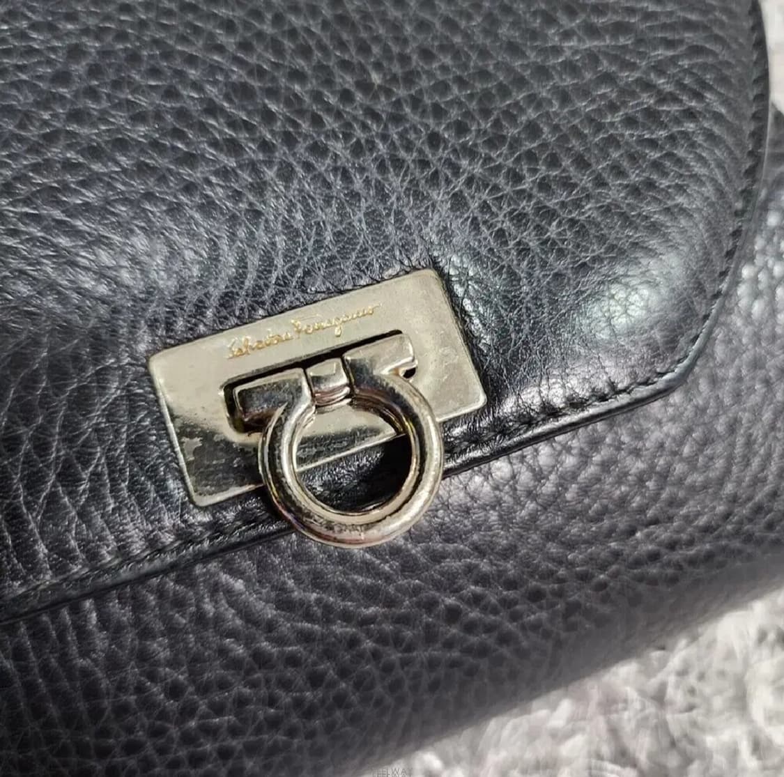 페라가모 체인 미니 크로스백 상품이미지4