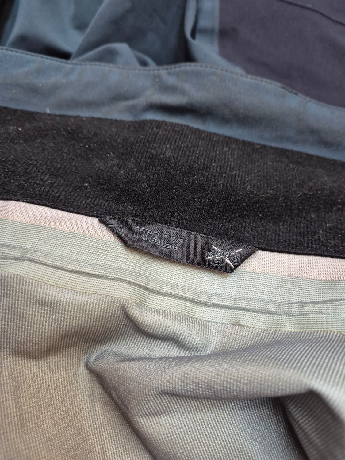 네파 남성 바람막이 자켓입니다. 짙은 색상이라 때 탈 걱정 없이 편하게  상품이미지6