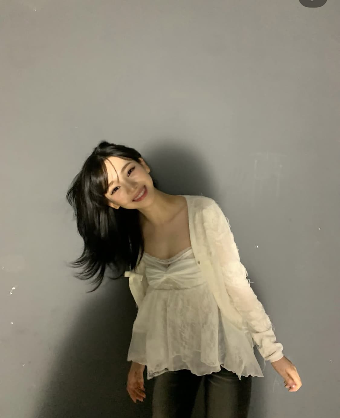 카리나 착용 페인오어플레져 로즈셔링탑 화이트 상품이미지3