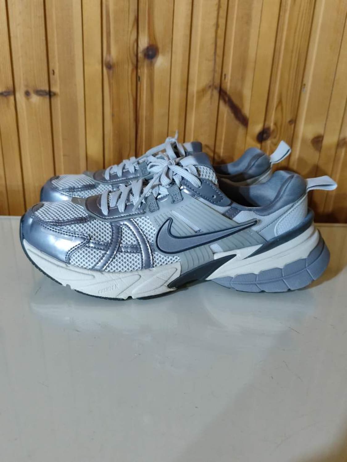 275mm 나이키 V2K 런 퓨어 플래티넘 울프 운동화 상품이미지1