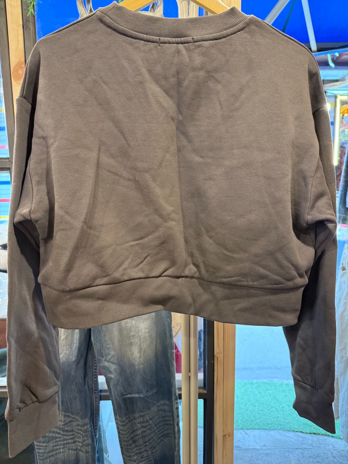 미쏘 차콜 레터링 크롭 맨투맨 상품이미지4