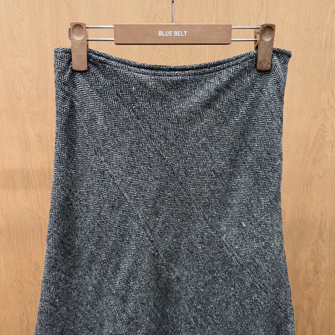 막스앤코 헤링본 미디 스커트 사이드 지퍼 디테일 플레어핏 그레이 상품이미지4