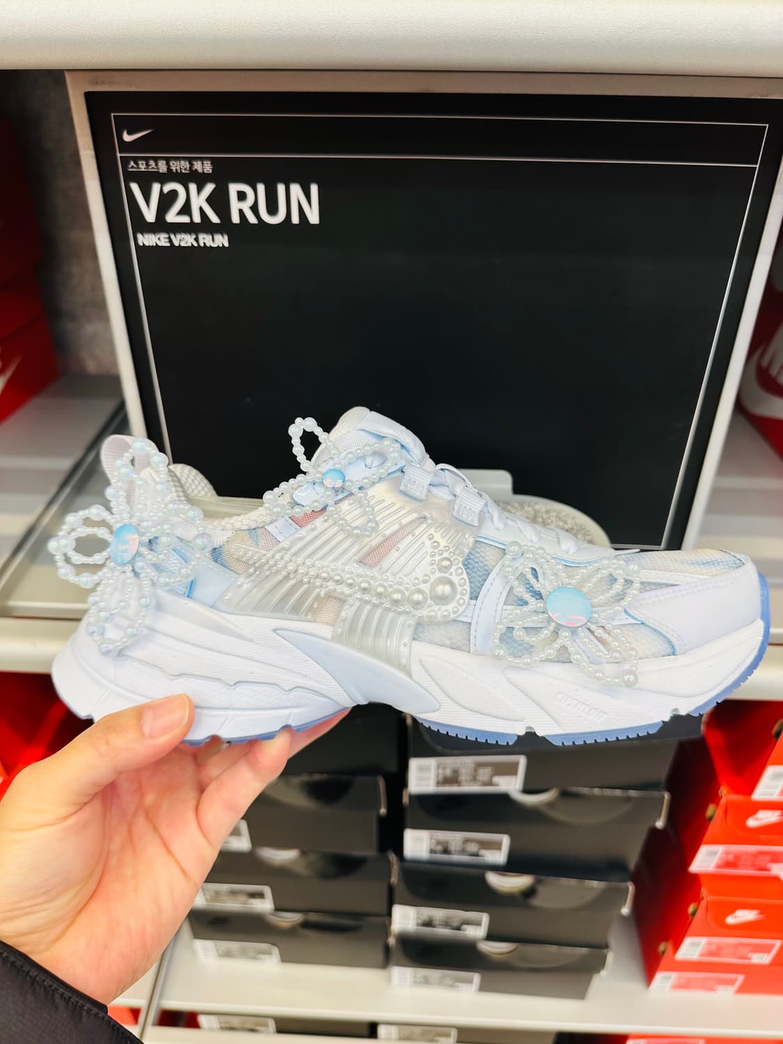 나이키 V2K 런 수잔팡 콜라보 여성 스니커즈 IB7426-400 상품이미지1