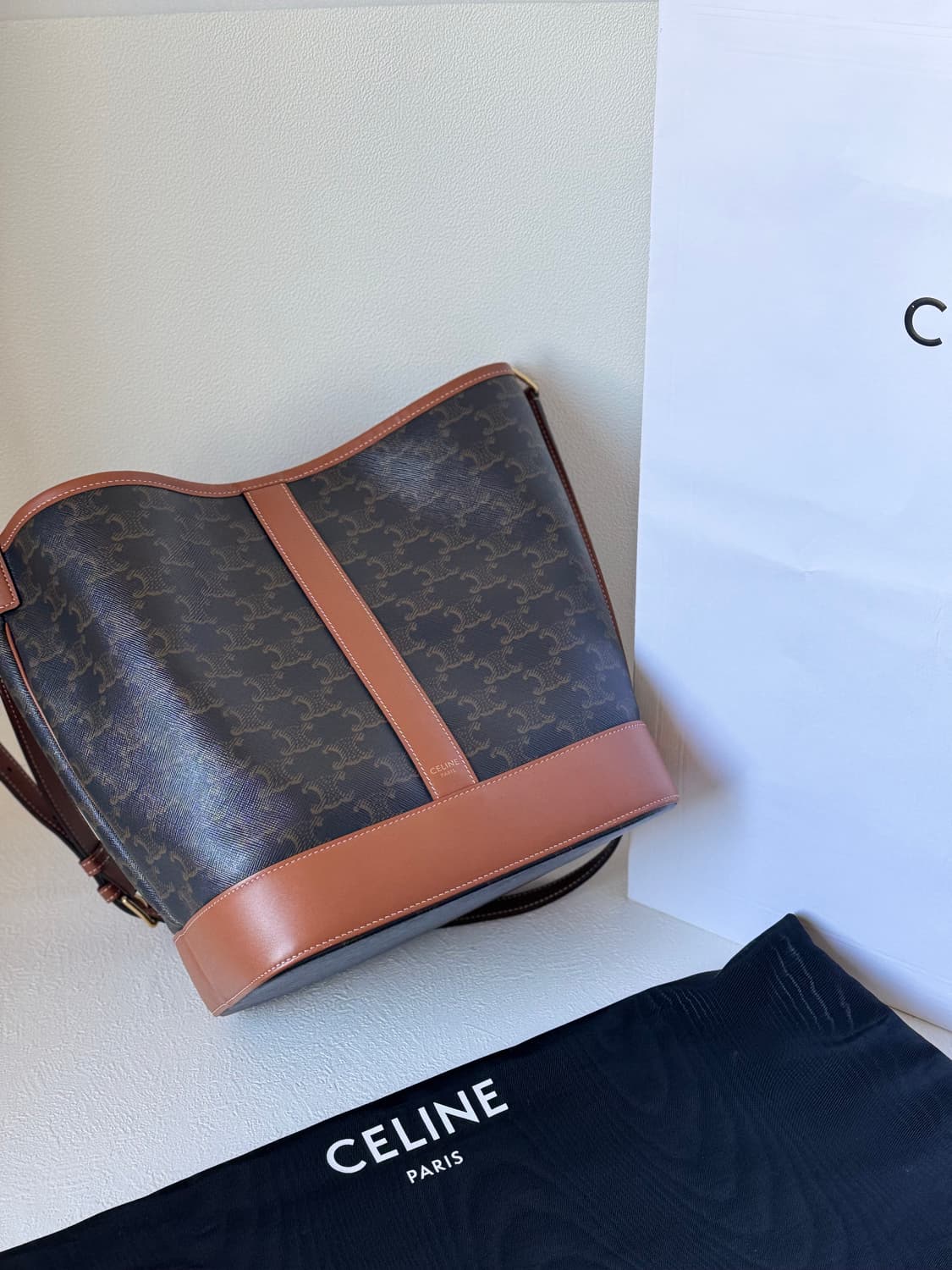 셀린느 트리오페 캔버스 카프스킨 버킷백 미듐 탄 상품이미지6