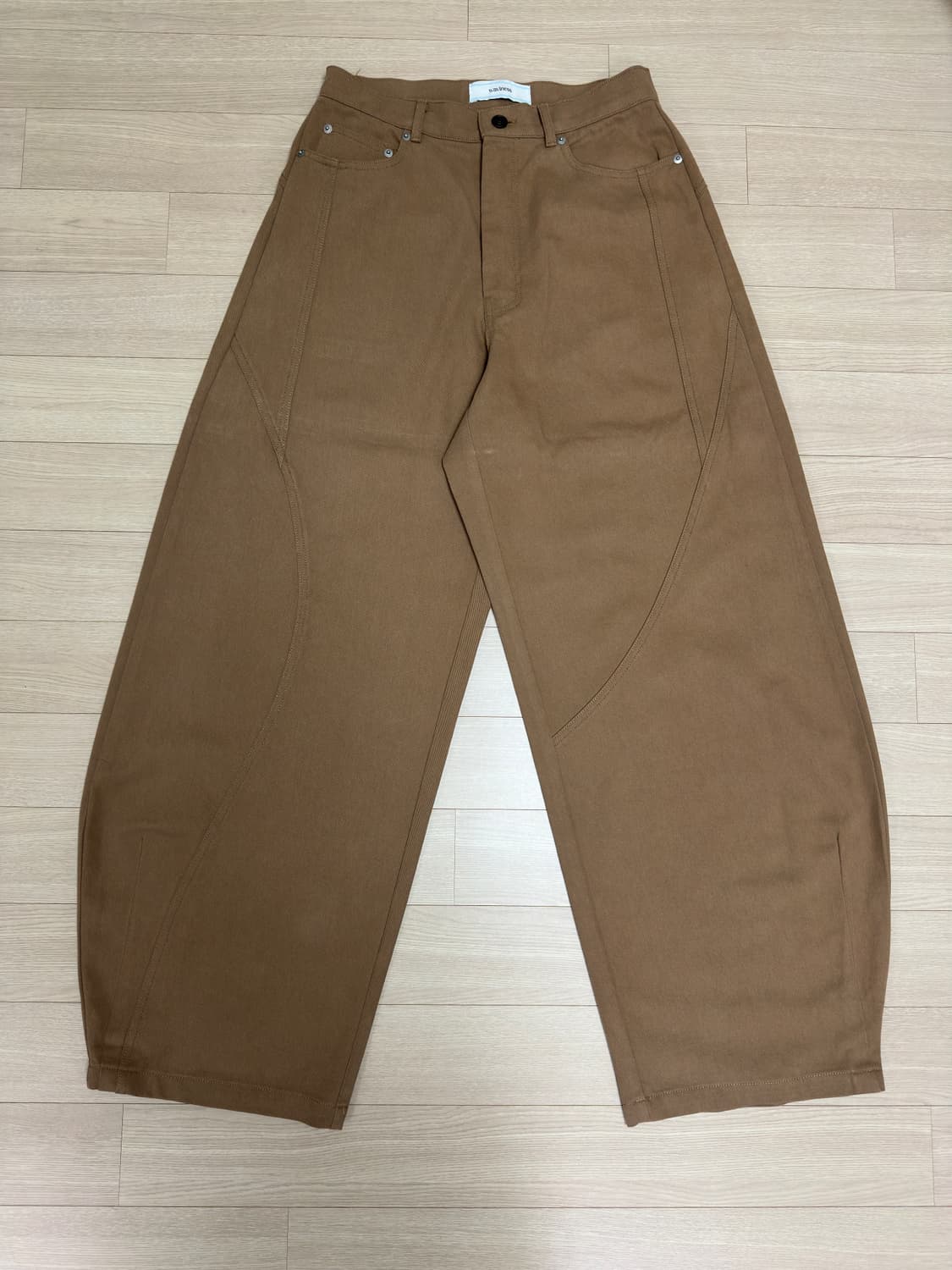 (1) 웨이비니스 오블리크 커브드 치노팬츠 샌드 카멜 상품이미지2