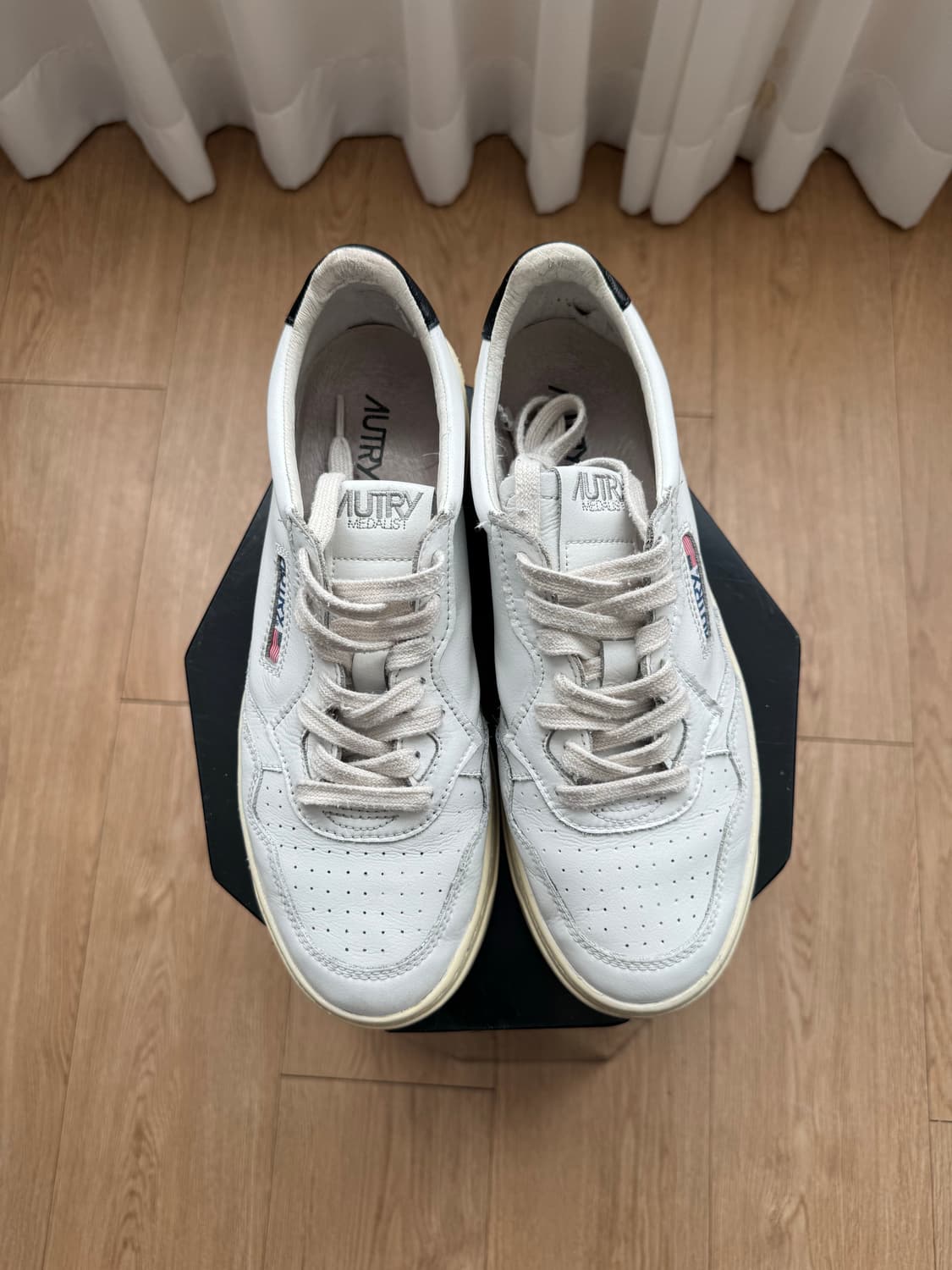 (촬영소품) 280 오트리 메달리스트 화이트 블랙힐탭 상품이미지2