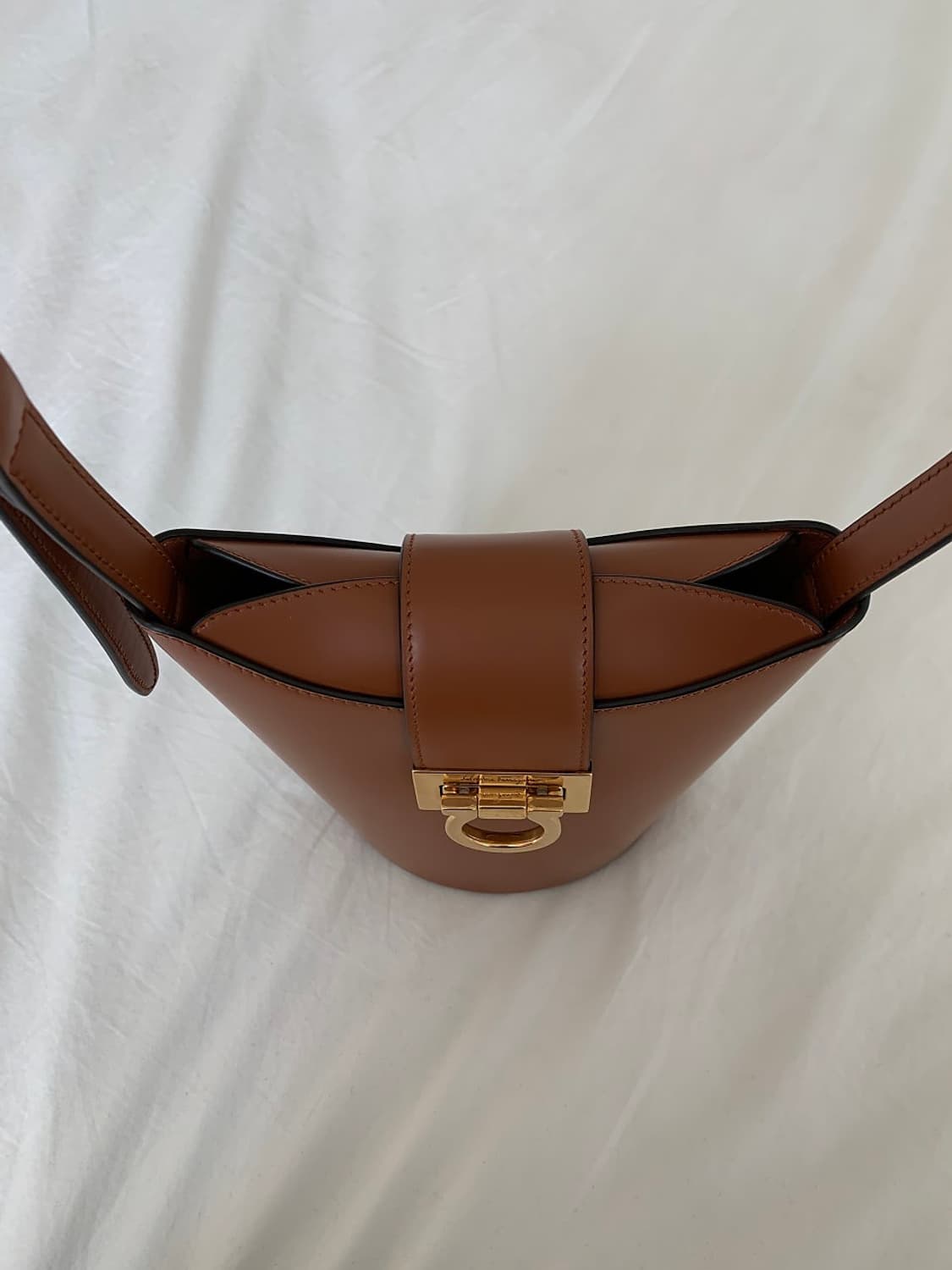 페레가모 트리폴리오 버킷백 상품이미지6