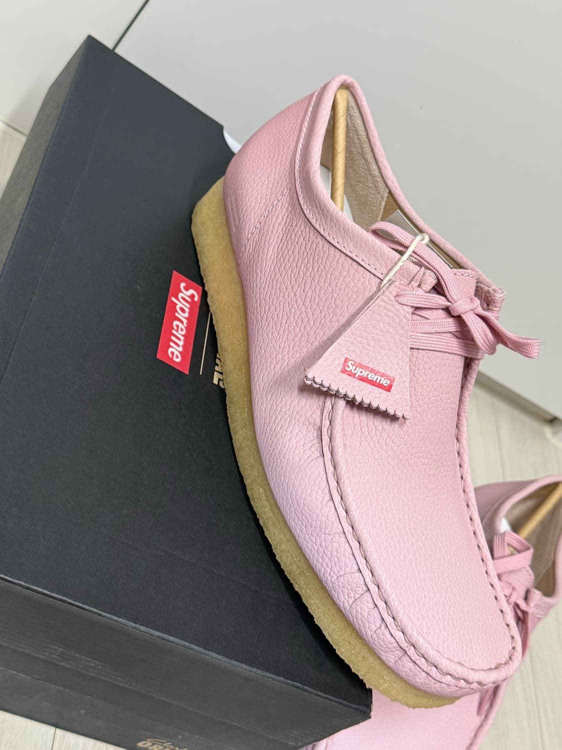 클락스 x 슈프림 리플렉티브 왈라비 핑크 UK12 상품이미지2