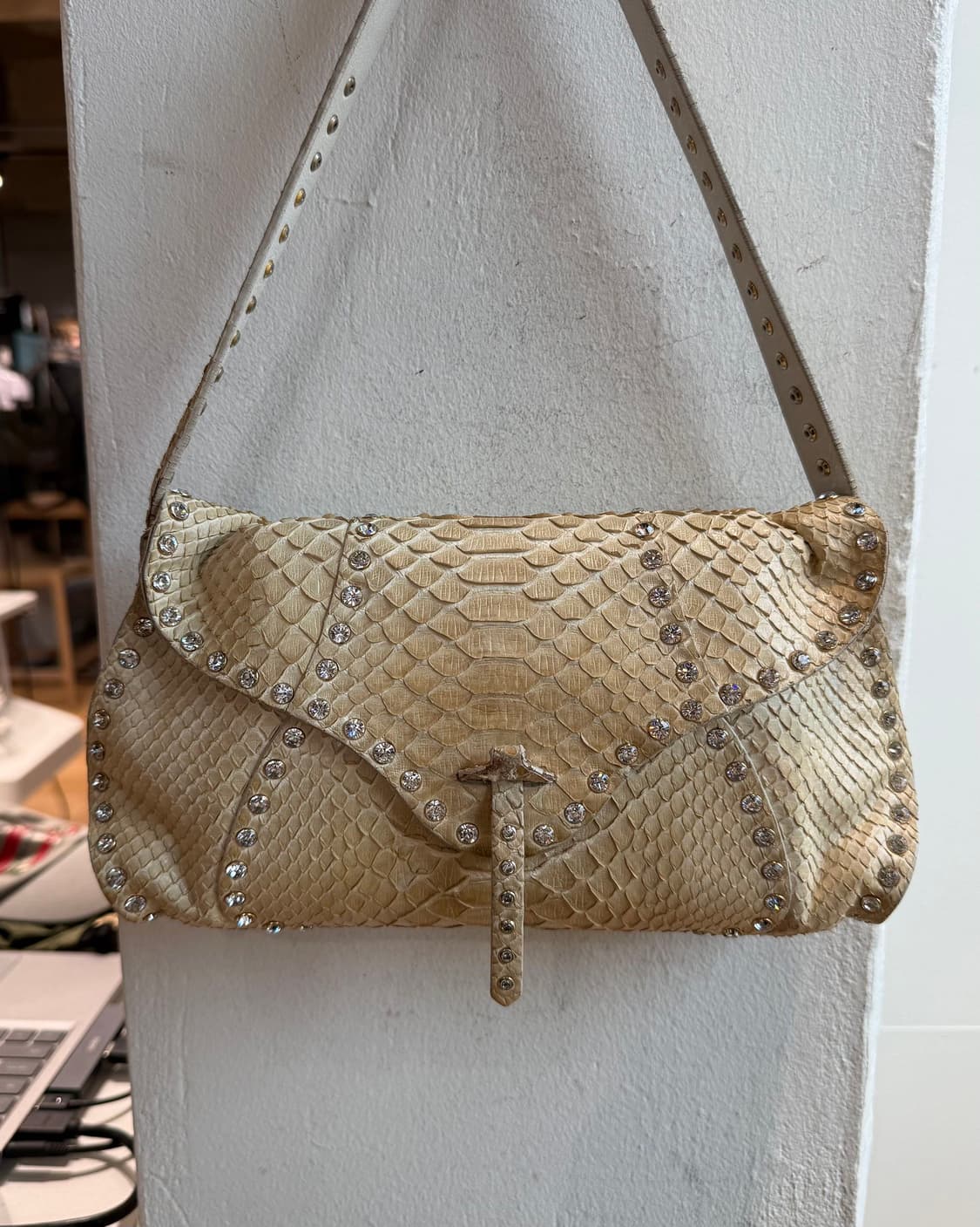 셀린느 베이지 클래식 빈티지 리자드 패턴 스터드 숄더백 상품이미지3