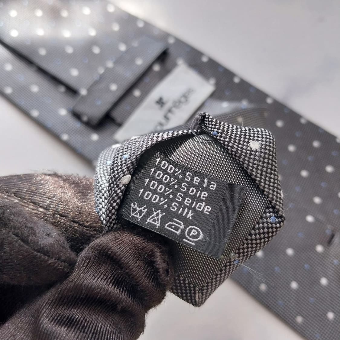 꾸레쥬 실크 그레이 도트 패턴 넥타이 9.2cm A+~A등급 K2353
 상품이미지9