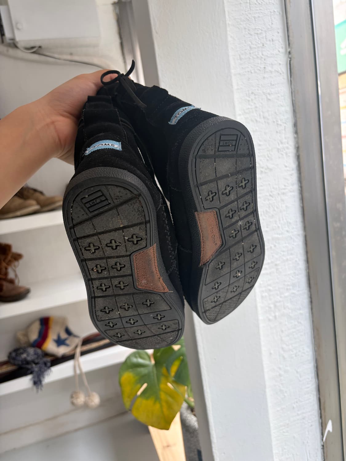 TOMS 네팔 블랙 스웨이드 미드 부츠 240 상품이미지4