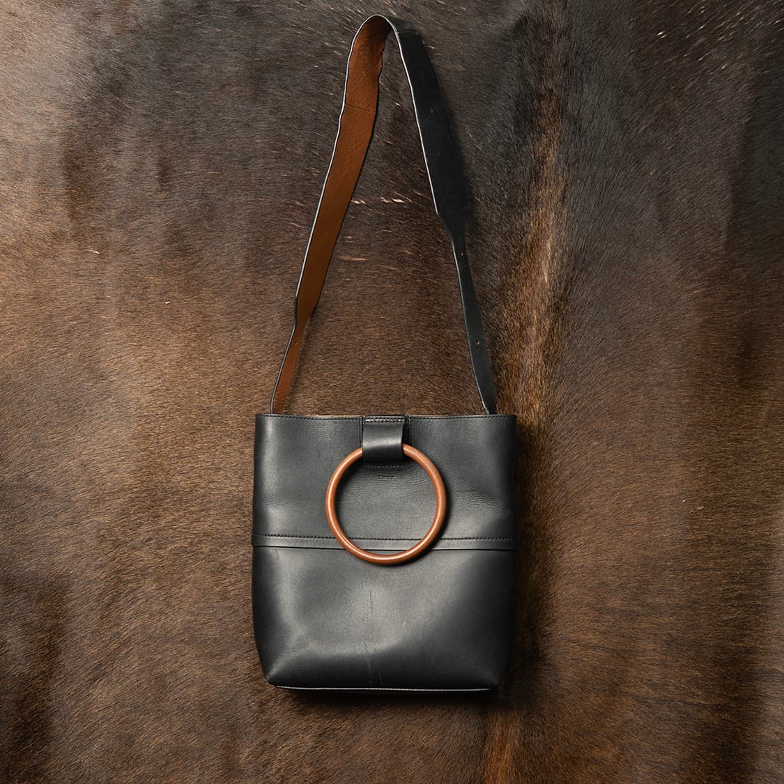 Theory 띠어리 후프 레더 크로스 & 토트 백  상품이미지1