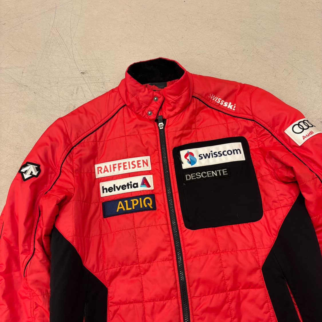 데상트 스키 스폰서 레드 패딩 상품이미지2