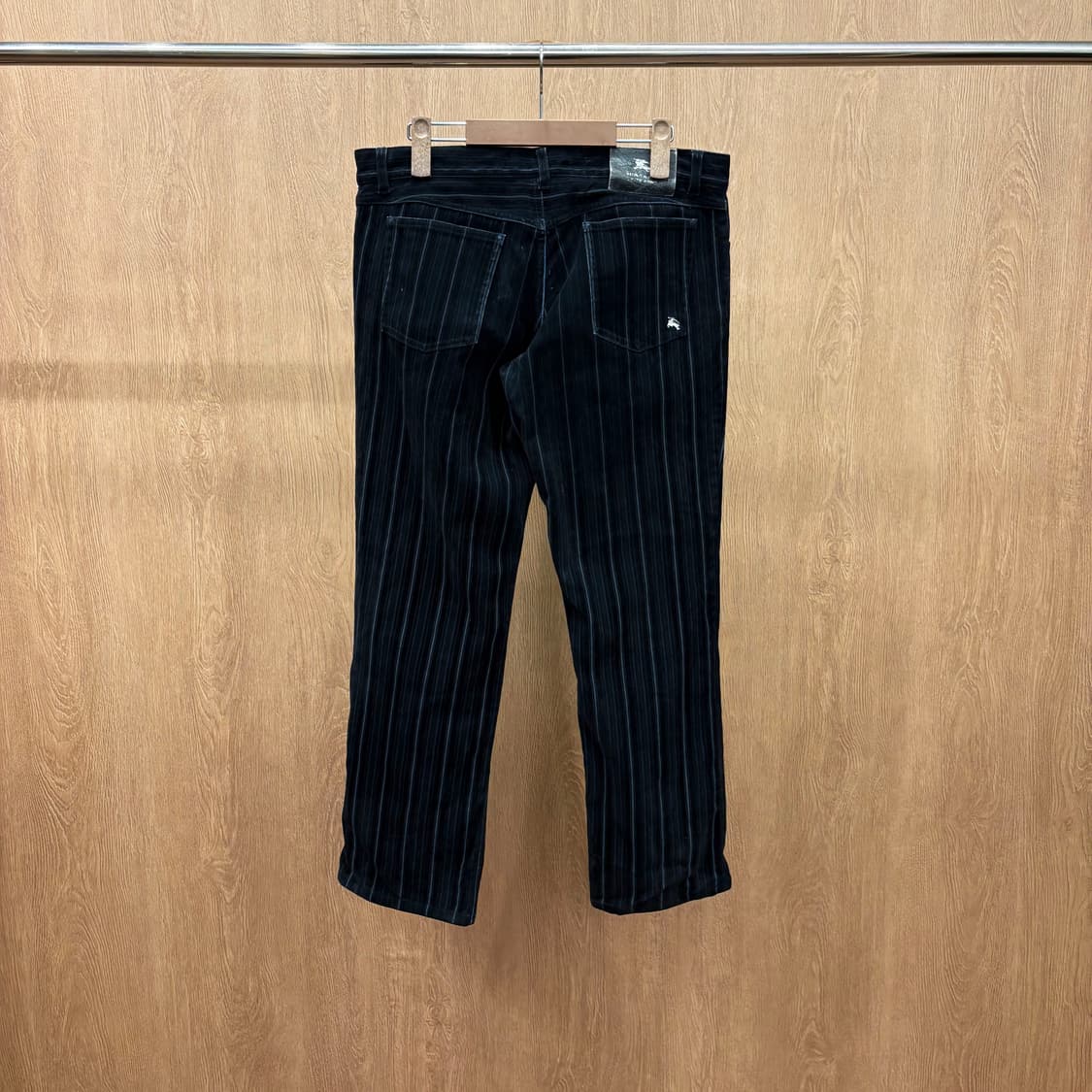 버버리 블랙 라벨 팬츠 그레이 핀 스트라이프 패턴 로고 자수 디테일 블랙 상품이미지3