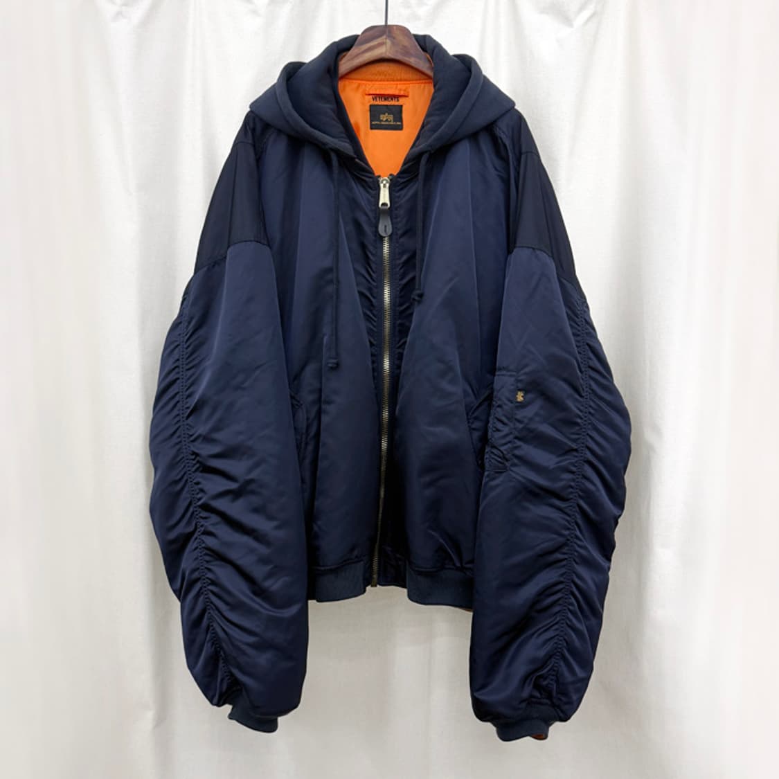 베트멍 알파인더스트리 리버서블 봄버 상품이미지1