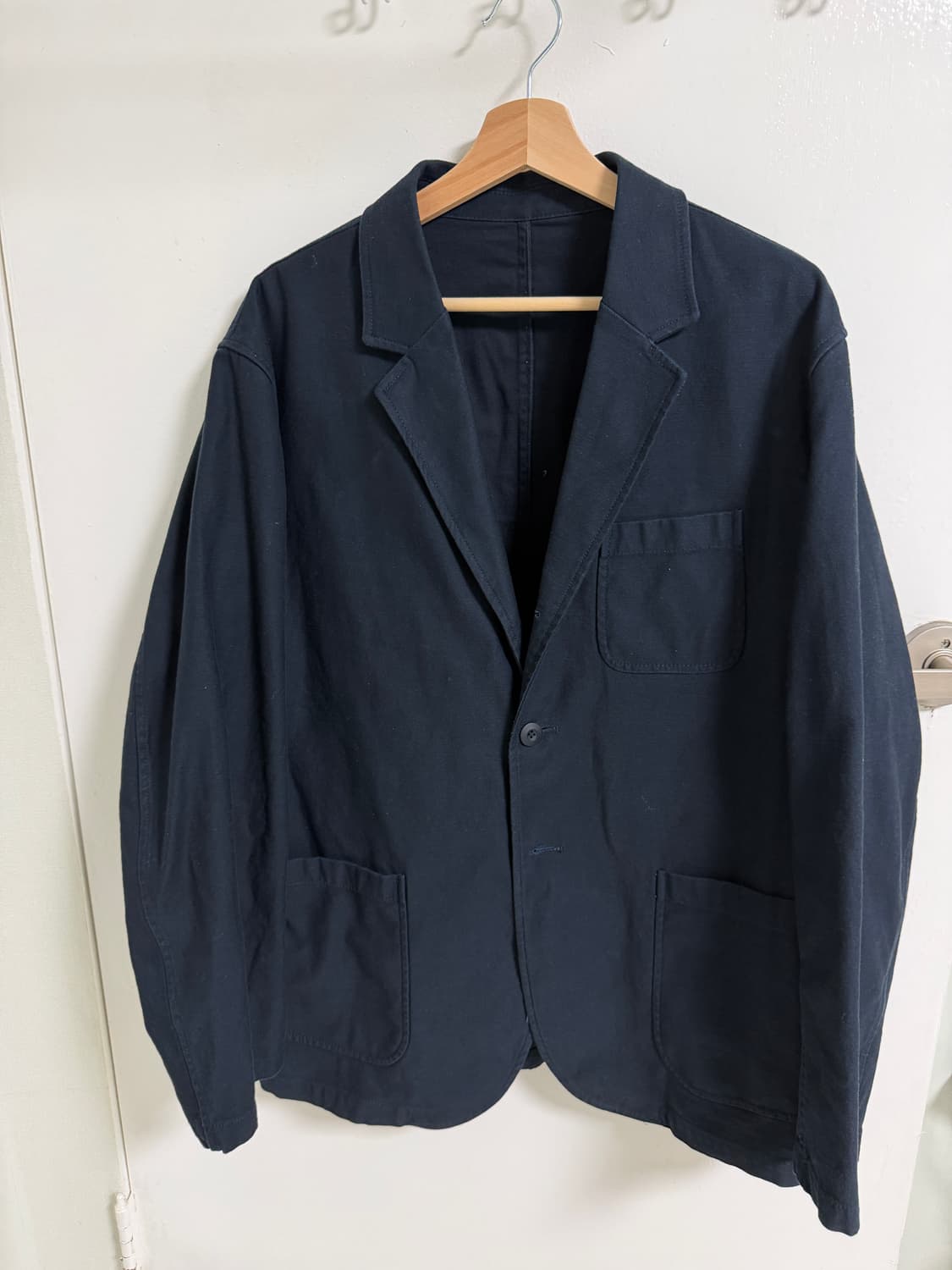 무신사 스탠다드 백사틴 아웃포켓 블레이저 네이비 상품이미지1