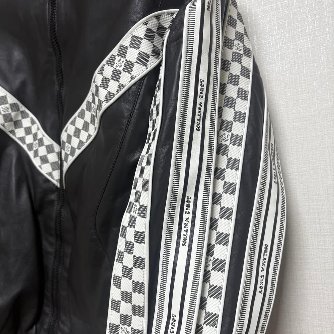 [새상품급] 루이비통 레더 다미에 자켓 상품이미지4