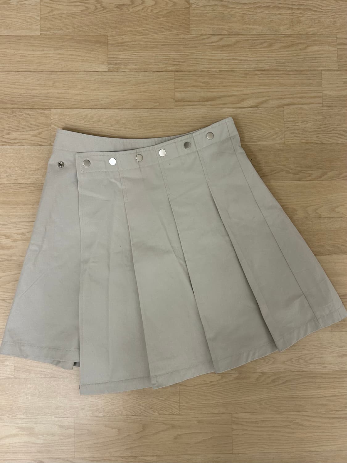 포르테나 SNAP WRAP SOLID PLEATS SKIRT-BEIGE 상품이미지1