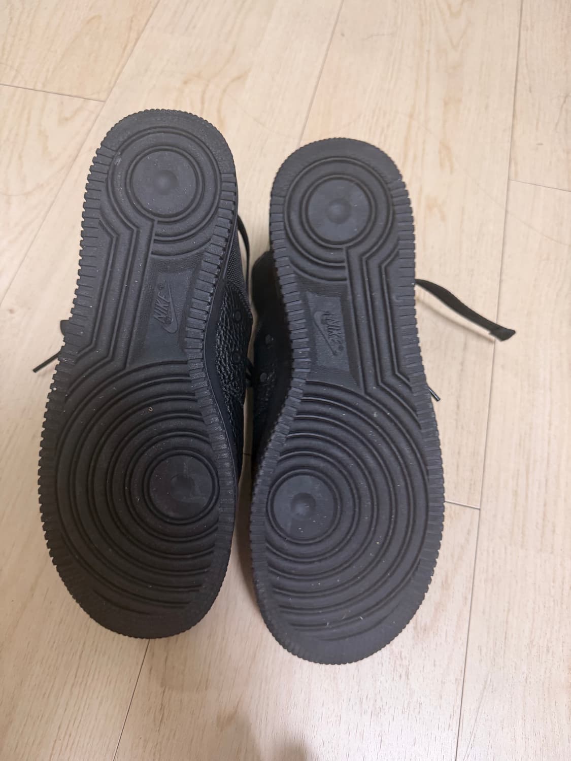 나이키 SF 에어포스 1 미드 트리플 블랙 상품이미지5