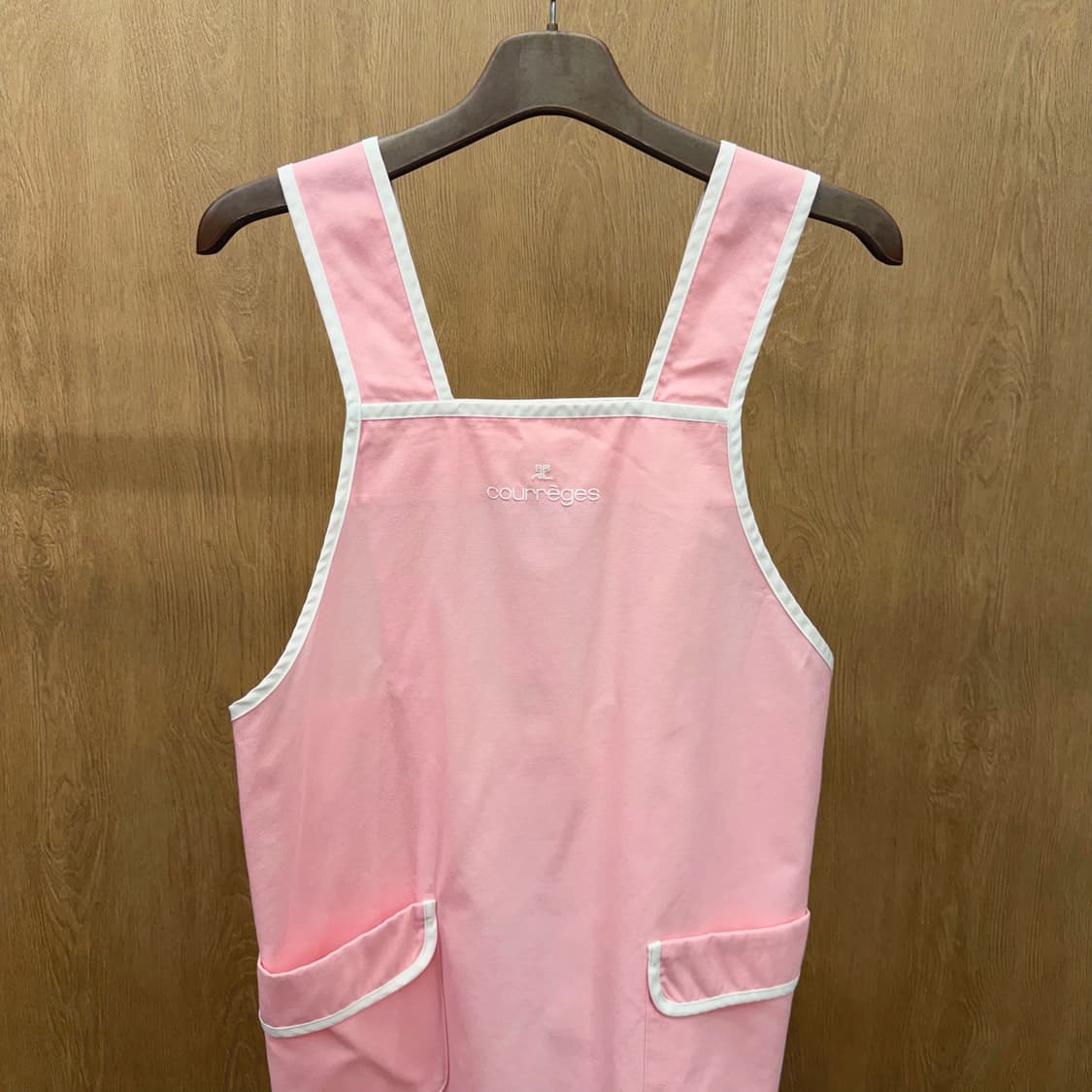 꾸레쥬 슬리브리스 에이프런 미디 원피스 로고 자수 플랩 포켓 디테일 핑크 상품이미지4