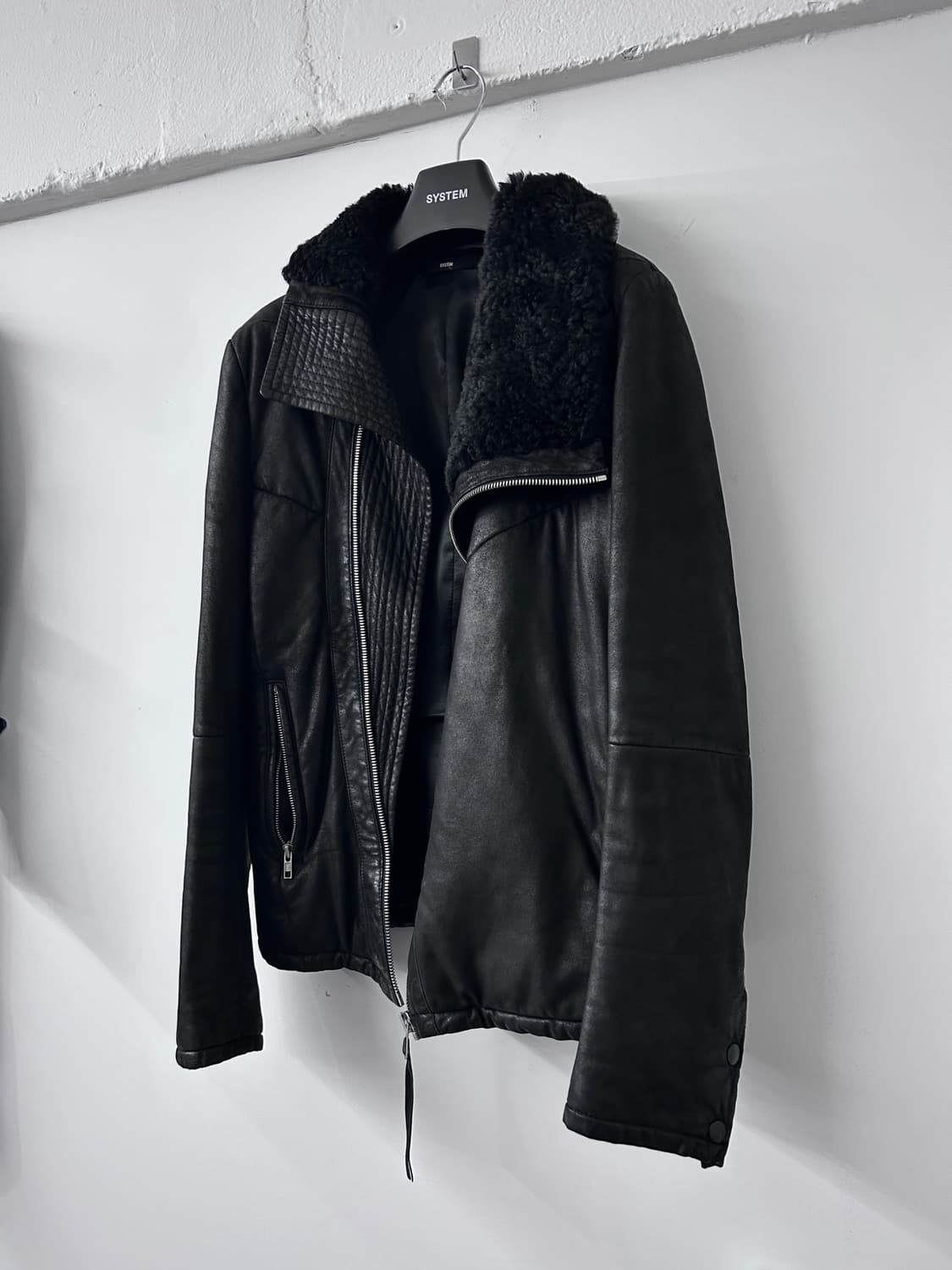 시스템 옴므 비대칭 하이넥 시어링 자켓 상품이미지1