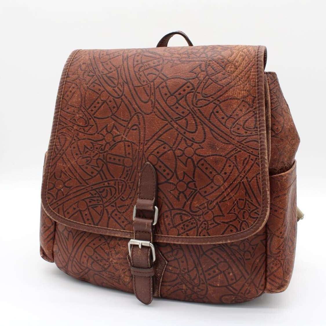 비비안 웨스트우드 로고 패턴 엠보싱 가죽 백팩 상품이미지1