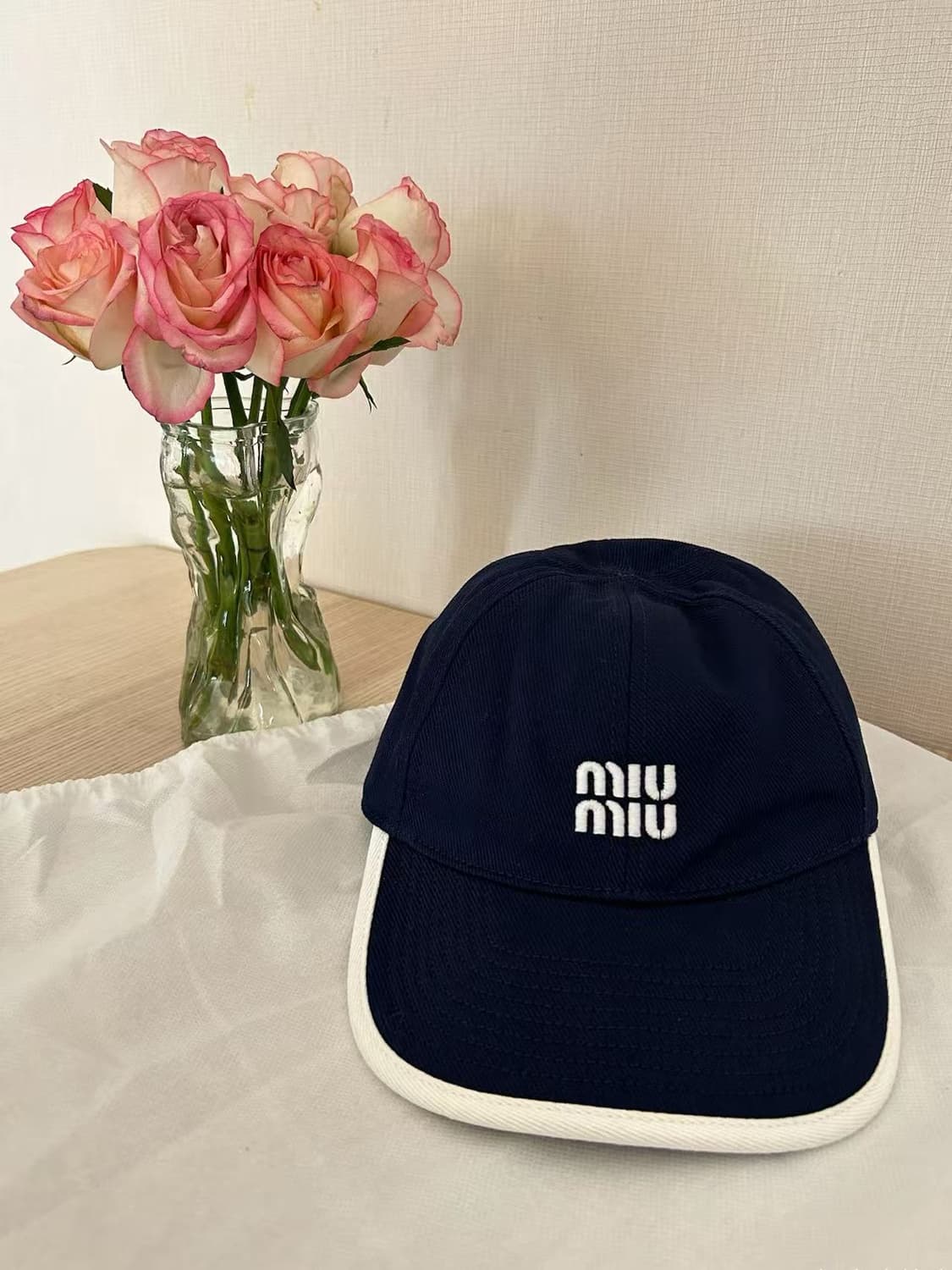 MIUMIU 자수 로고 야구모자 / 남녀 공용 / 네이비 상품이미지1