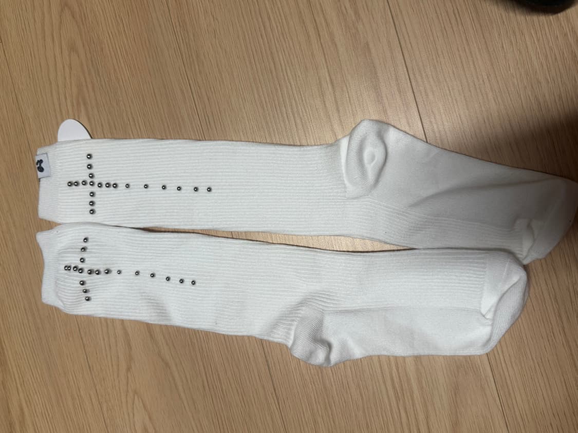 허그유어스킨 studded cross socks 양말 스터드 크로 삭스 상품이미지3