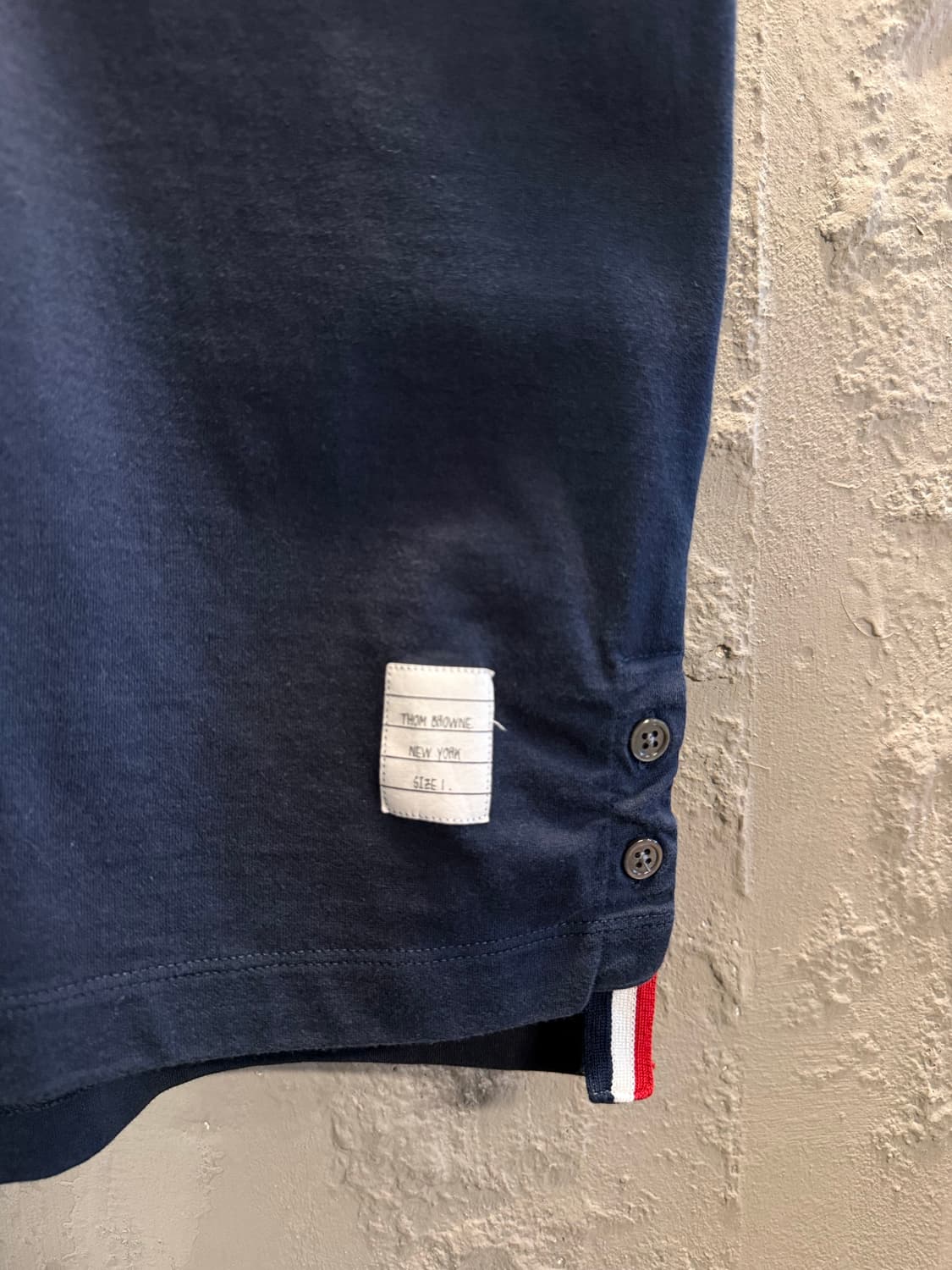 1 톰브라운 THOM BROWNE 포켓 삼선 폴로 반팔 네이비 상품이미지2