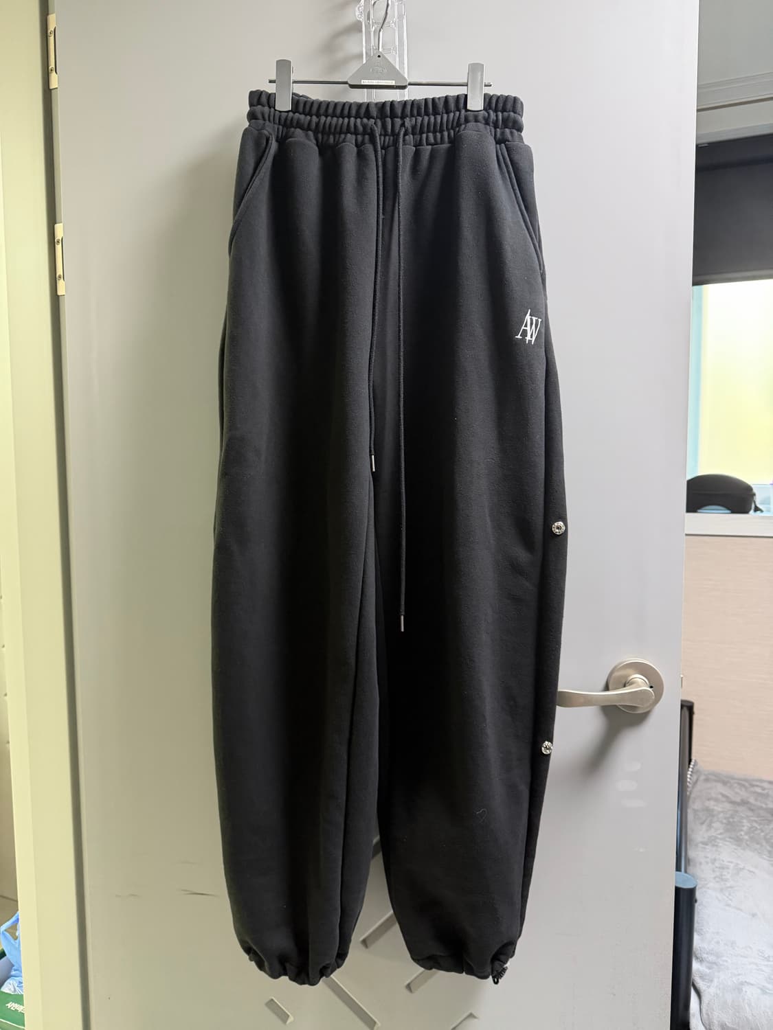 어텐션로우 사이드 스냅 와이드핏 트레이닝 팬츠 상품이미지1