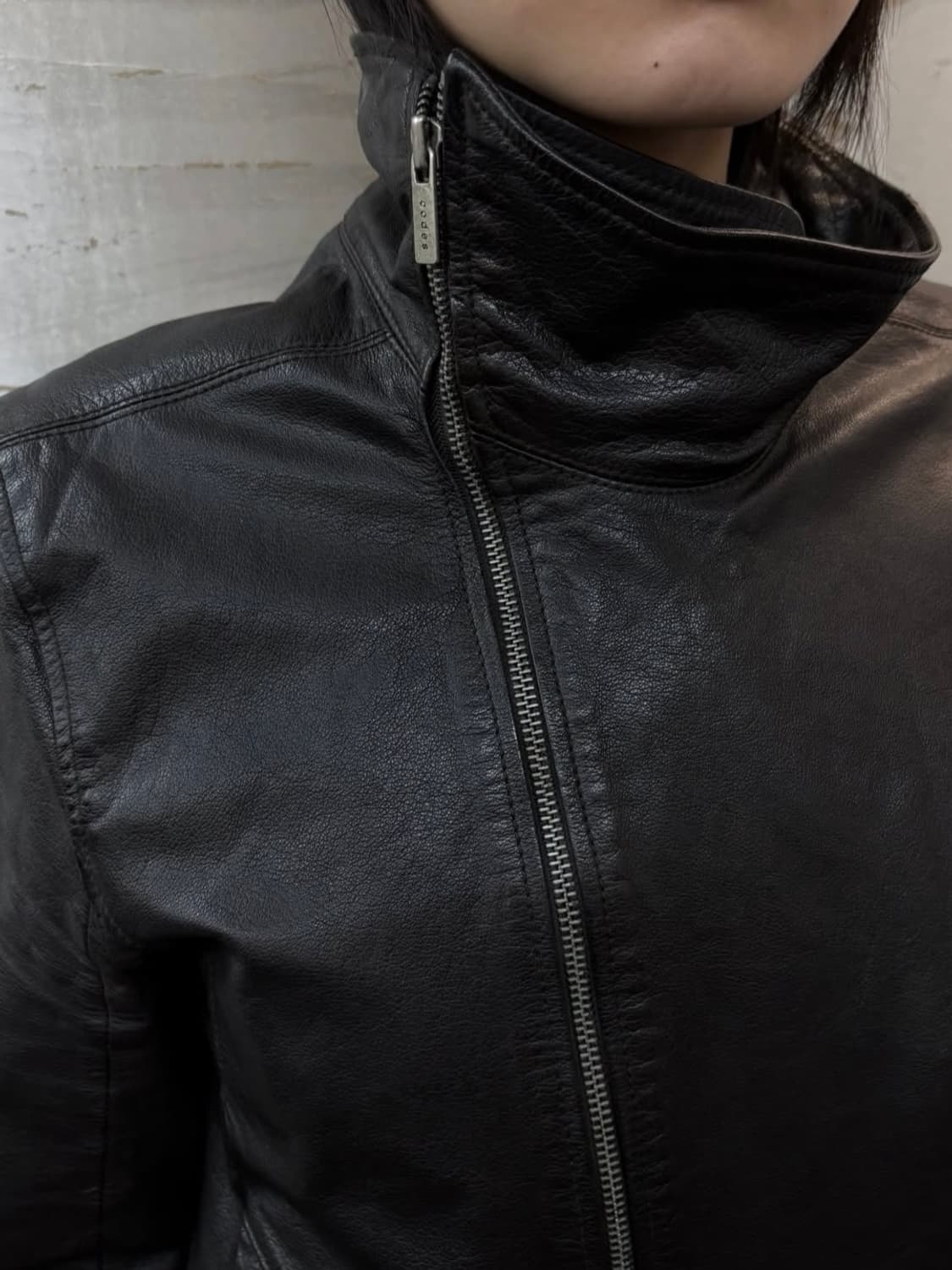 릭오웬스맛) 코데즈컴바인 하이넥 사선 카우 레더 자켓 상품이미지4