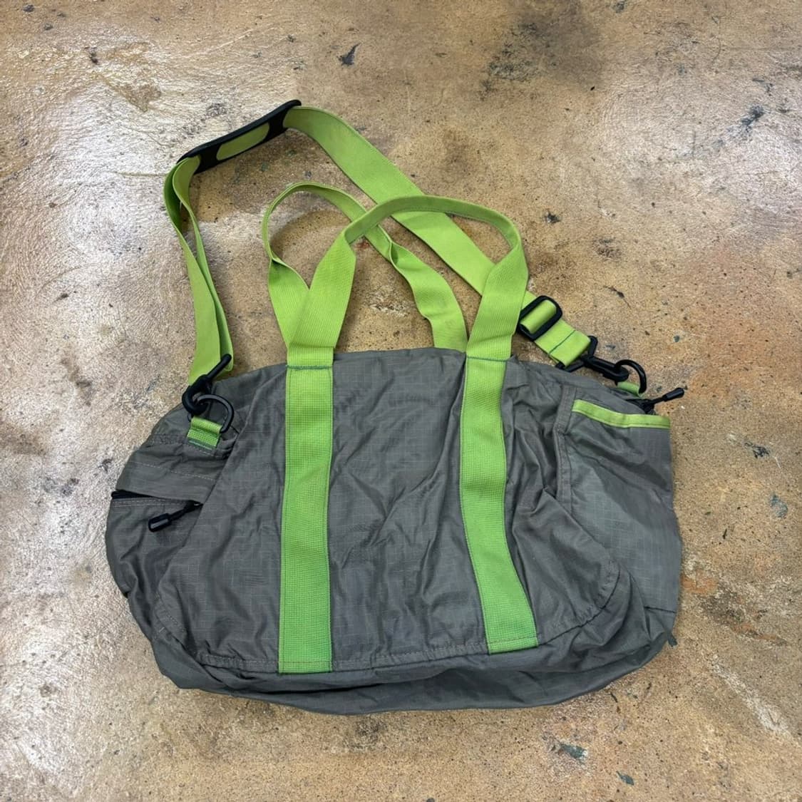 노스페이스 더플 크로스백 카키 브라운 상품이미지3