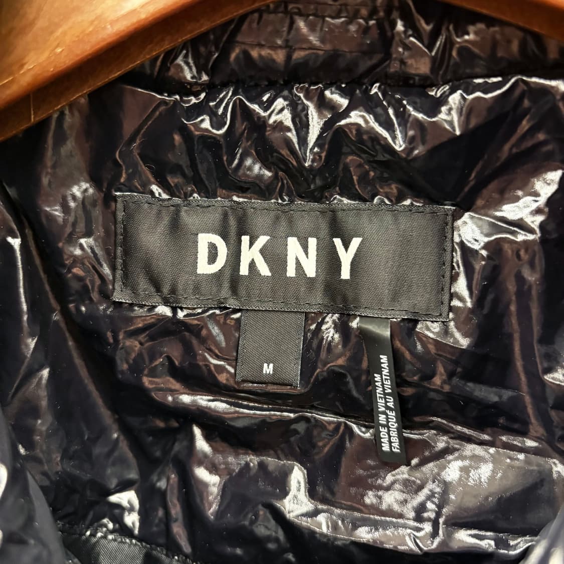 도나카란 뉴욕 하이넥 경량 패딩 베스트 하단 로고 프린트 디테일 블랙 상품이미지7