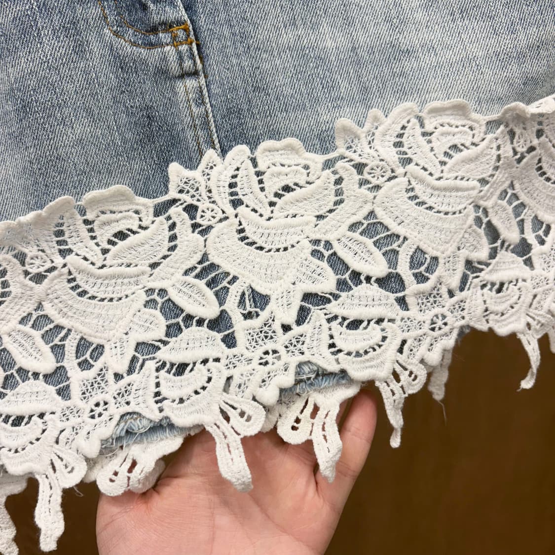 돌체앤가바나 데님 미니 스커트 밑단 화이트 레이스 트리밍 디테일 연청 상품이미지6