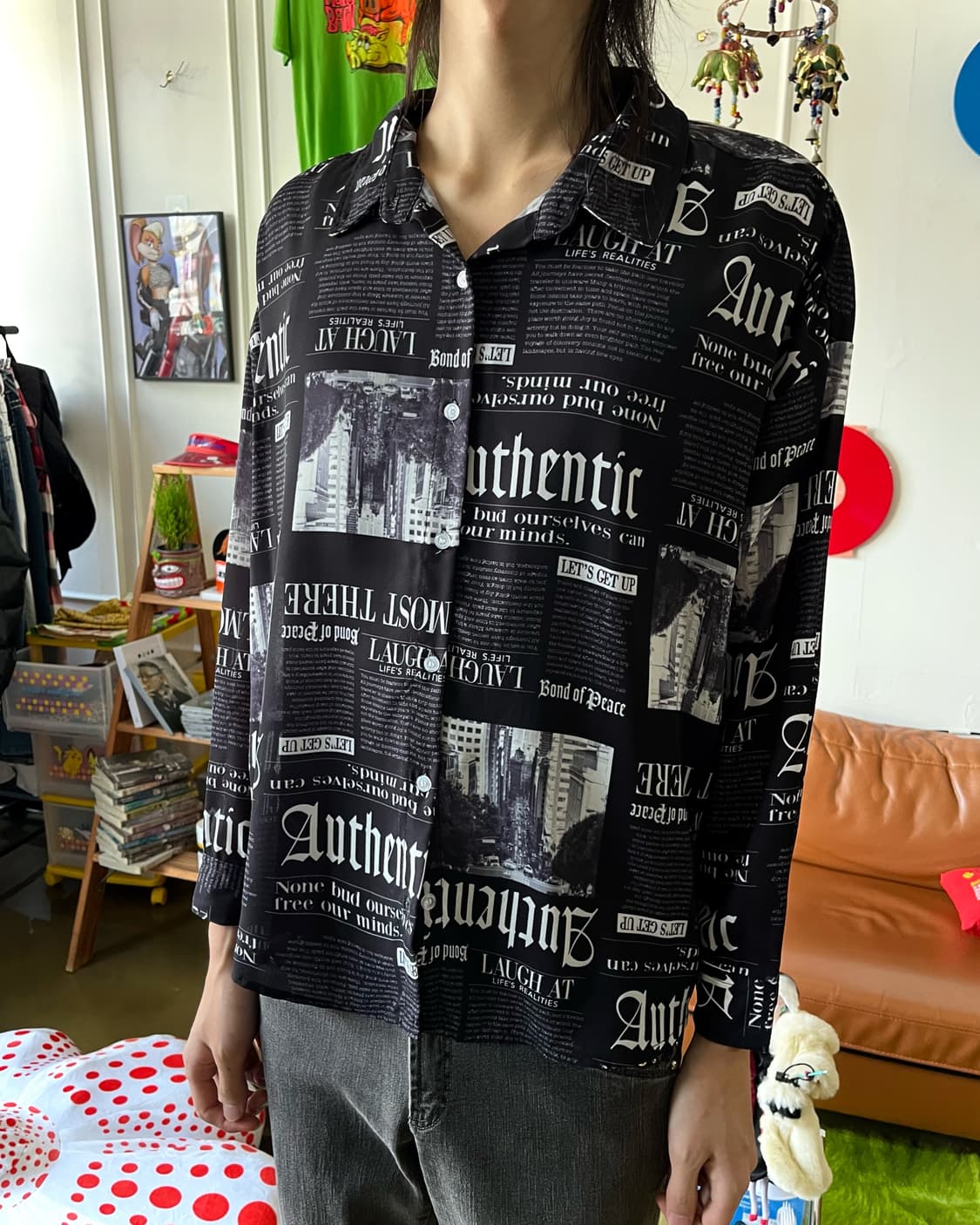 Leahmatin Black Newspaper Print Shirt 상품이미지2